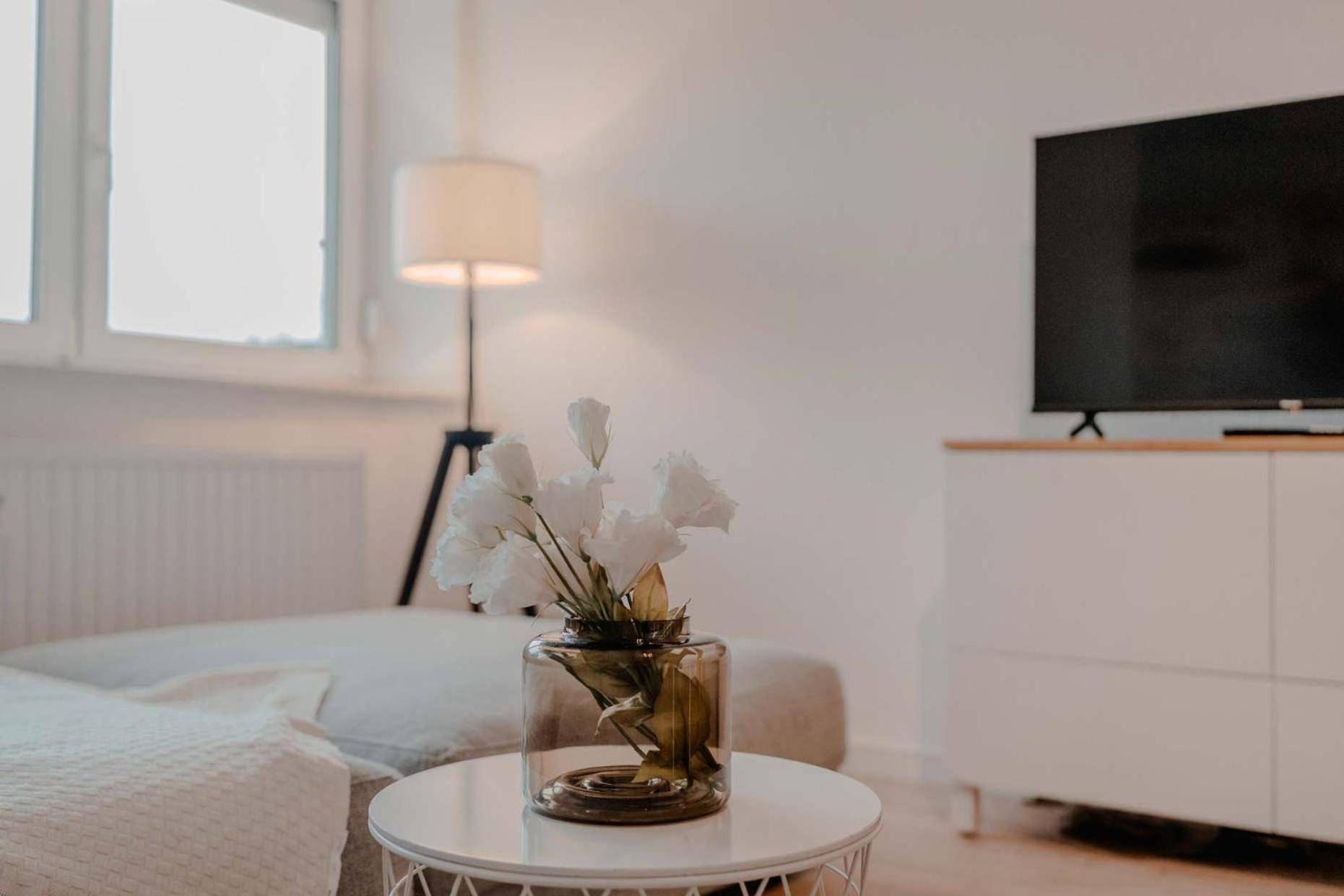 Apartment Mit Kueche, Arbeitsplatz Und Xxl Sofa Neuss Exterior foto