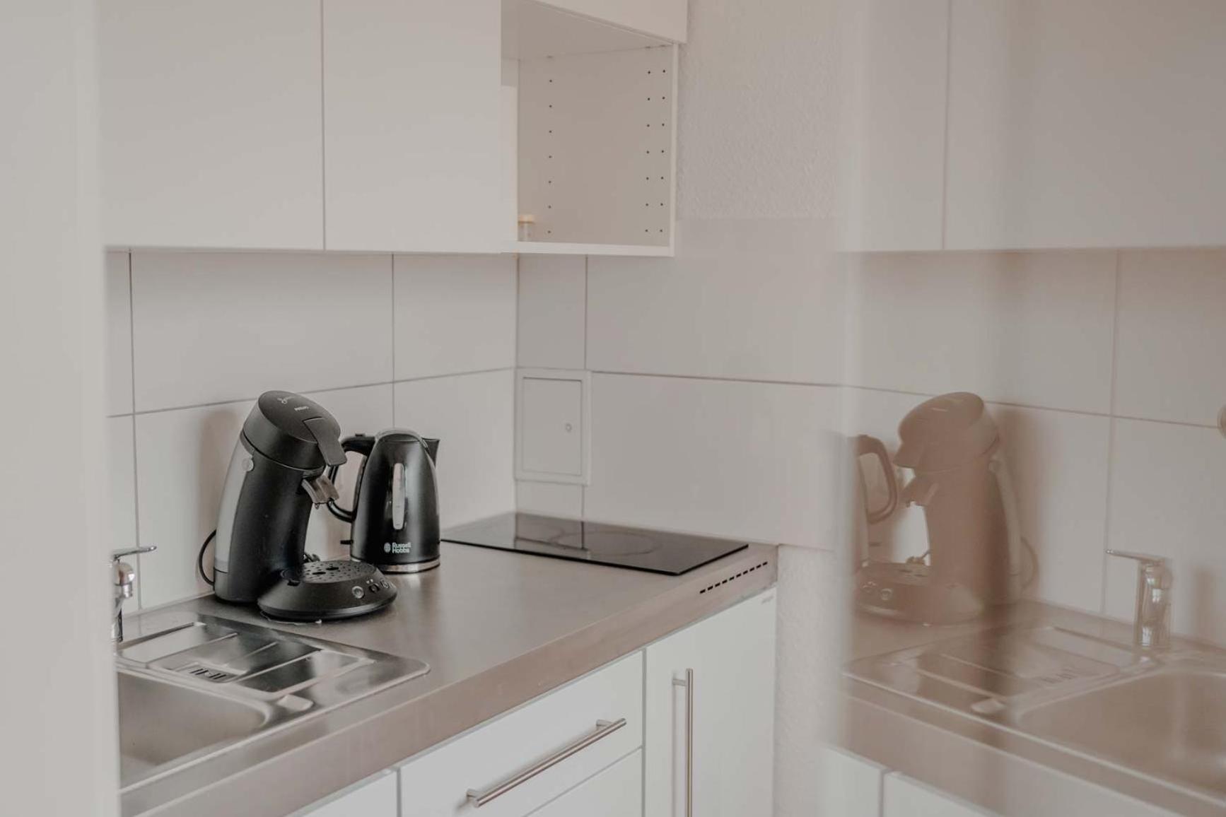 Apartment Mit Kueche, Arbeitsplatz Und Xxl Sofa Neuss Exterior foto